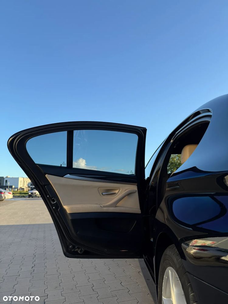 BMW Seria 5 520d xDrive - 28
