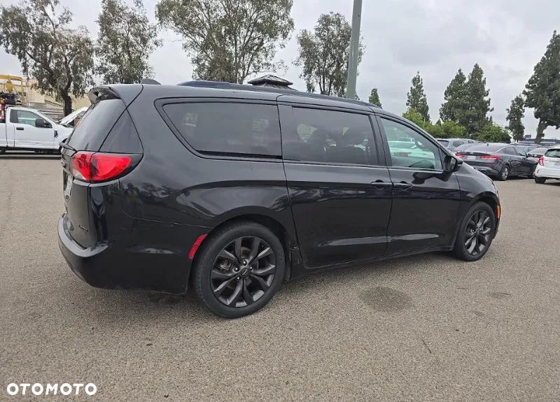 Chrysler Pacifica - 4