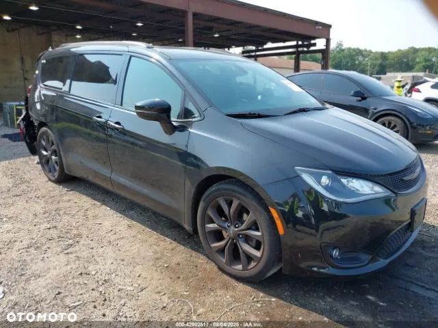Chrysler Pacifica - 1