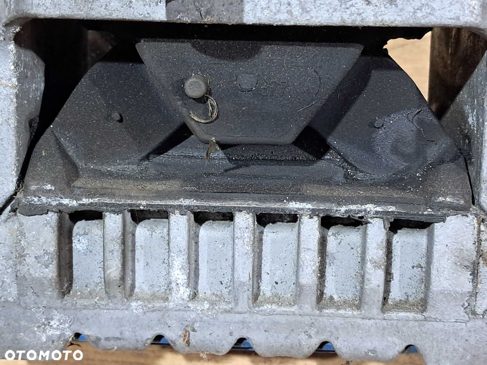 Łapa poduszka łoże silnika prawa CR VW Passat B7 CC 2.0 TDI - 3