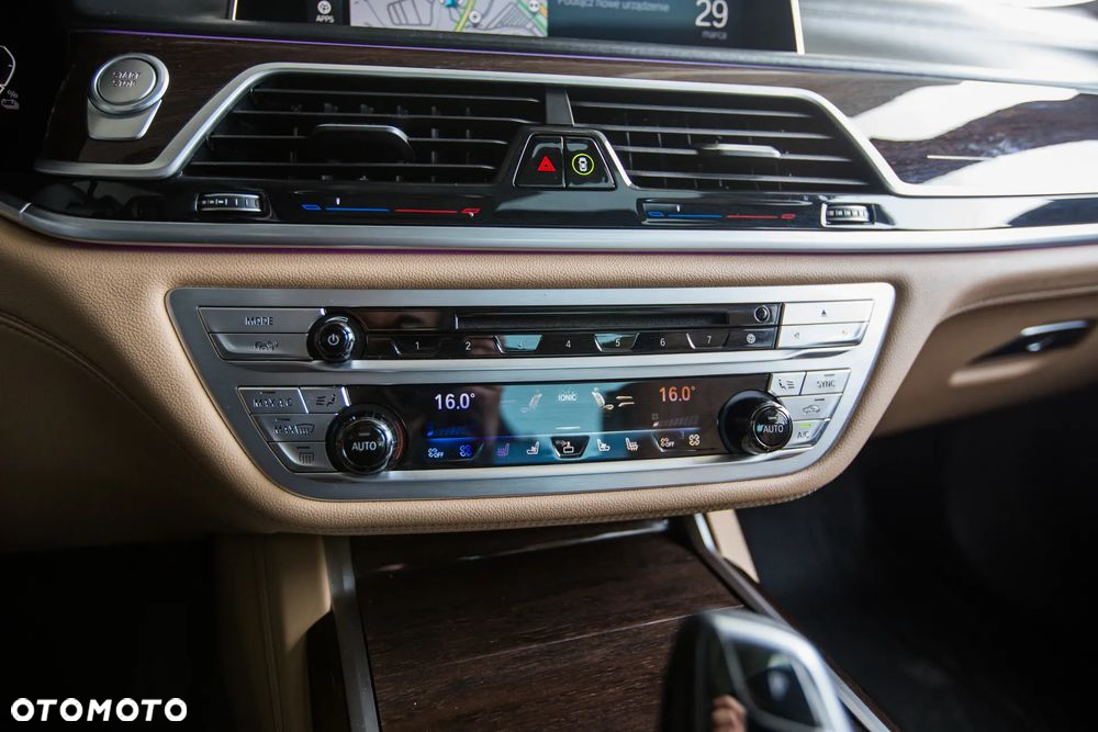 BMW Seria 7 745e sport - 30