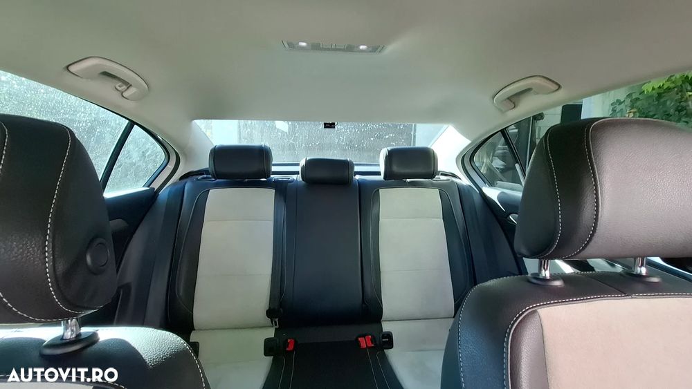 Volkswagen Passat 1.6 TDI DSG Comfortline - 9