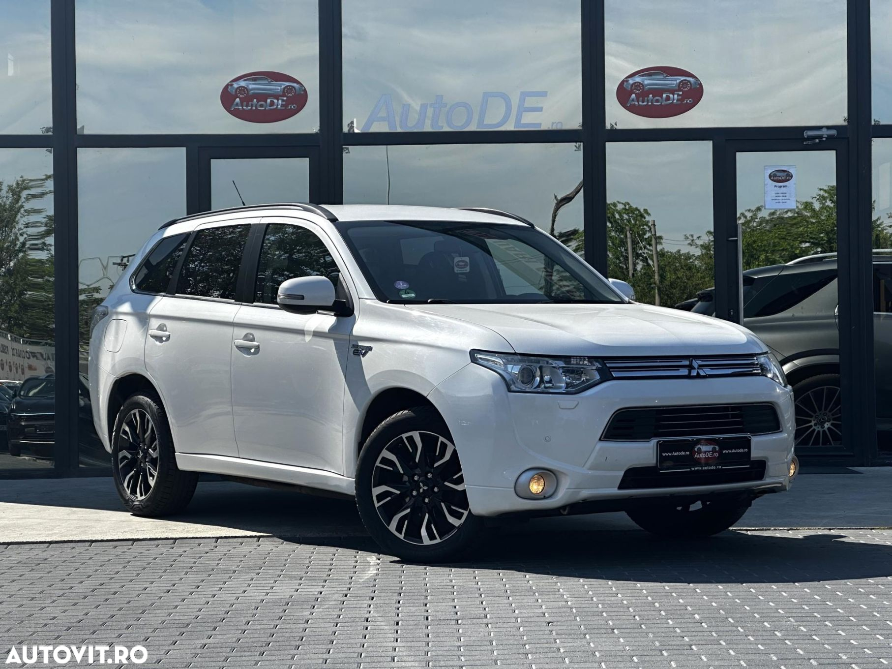 Mitsubishi Outlander - 2