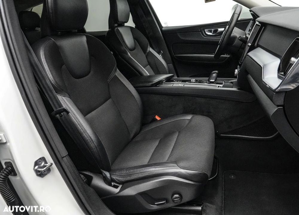 Volvo XC 60 B4 MHEV AT8 AWD Momentum Pro - 14