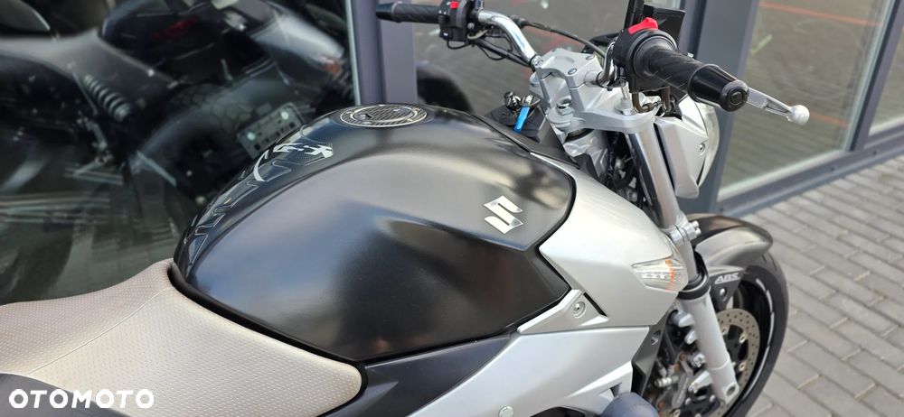 Suzuki GSR - 11