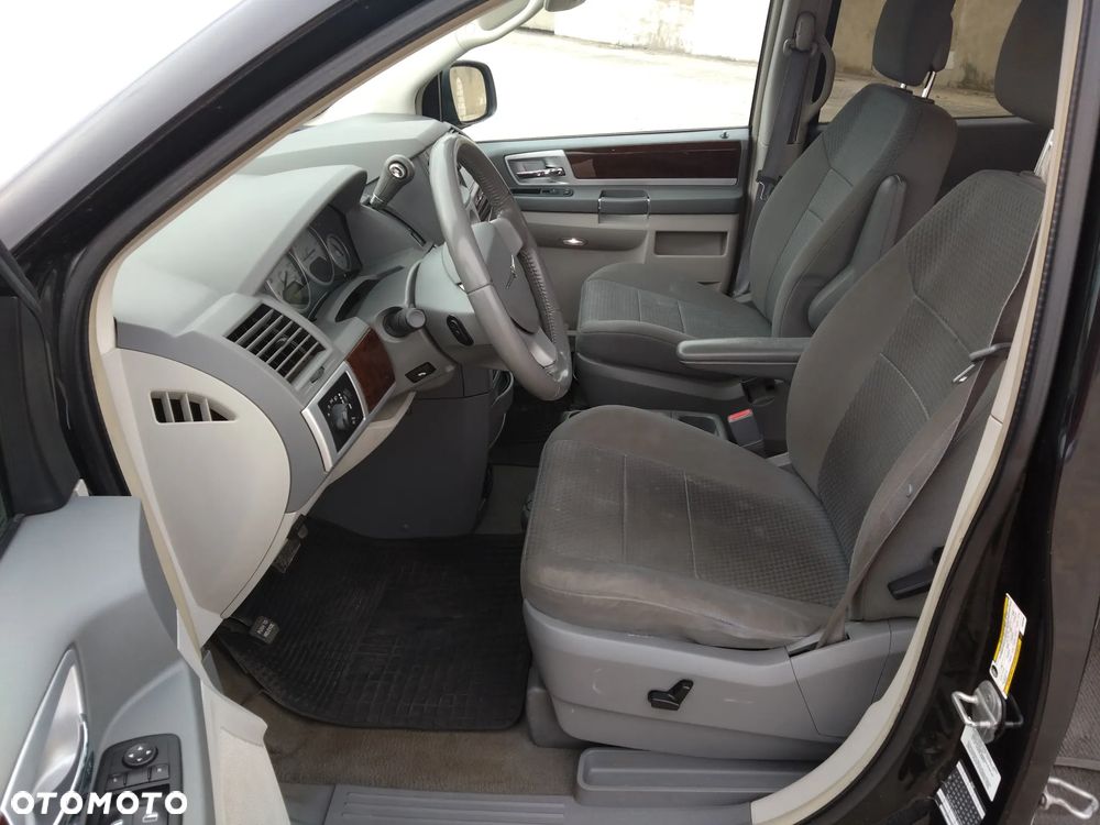 Chrysler Town & Country - 12