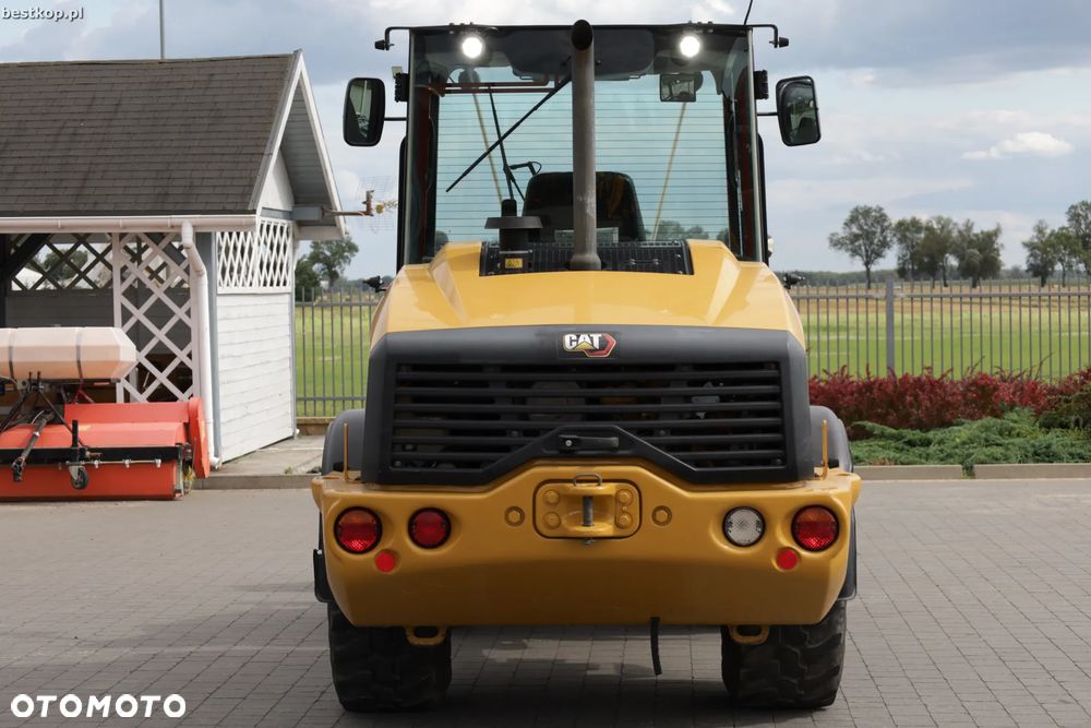Caterpillar CAT 906M - 8