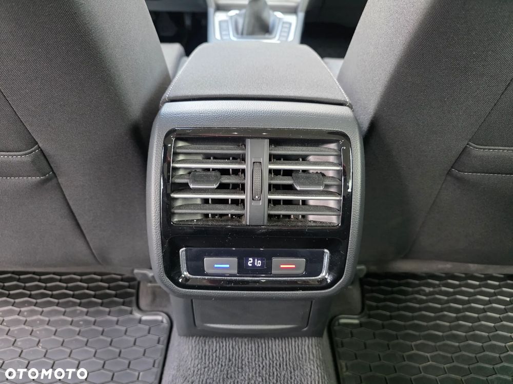 Volkswagen Passat 2.0 TDI SCR Comfortline - 26