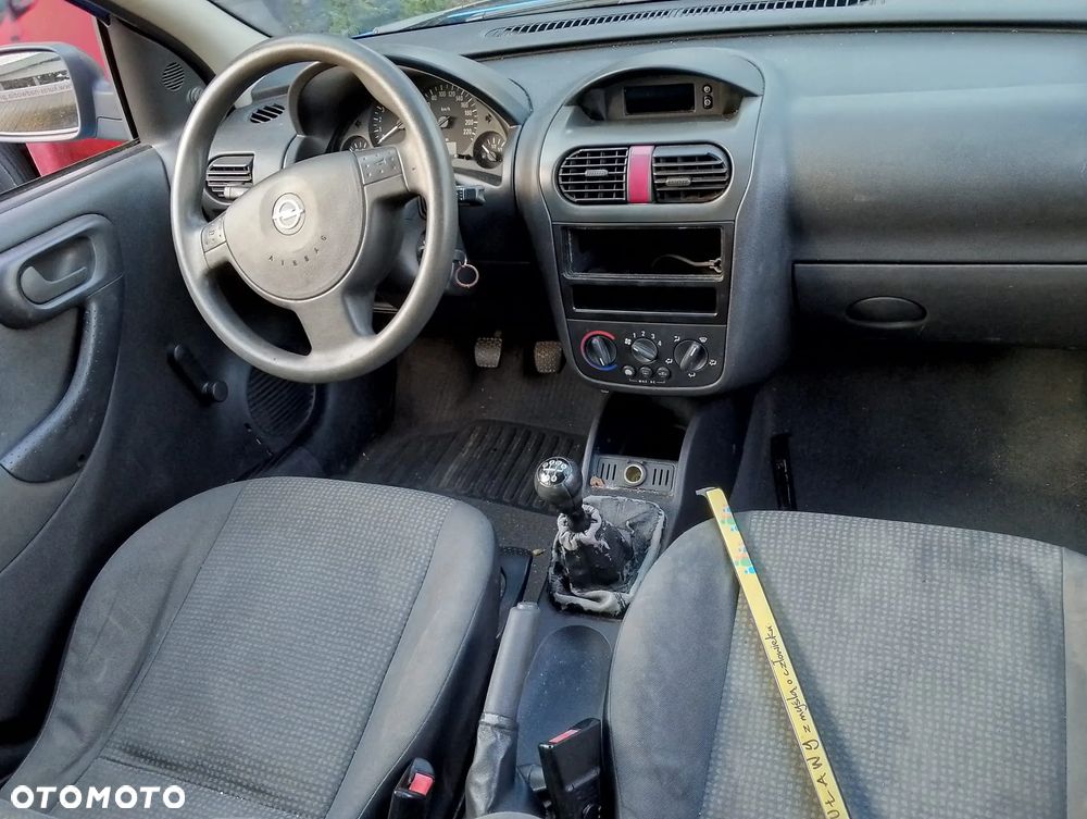 Opel Corsa C (02r.) 1.2 B 74KM. Silnik Z12XE Skrzynia F13BY lakier 20U.Cały na części. GWARANCJA !!! Przód Tył Zestaw Komplet Drzwi Klapa Zderzak Błotnik Maska Grill Atrapa Szyba Pas Lampa Lusterko Boczki Fotel Kanapa Kokpit Deska Rozdzielcza Przełącznik Włącznik Sterownik Przewody Wiązka Instalacja Moduł Komputer Czujnik Listwa Pompa Alternator Wtryski Głowica Rozrusznik Kompresor Sprzęgło Dwumas Silnik Skrzynia ABS Klimatyzacji Paliwa Wspomagania Kolektor Turbina Przepustnica Zawór Chłodnica Koło Hak Belka Sanki Zawieszenie Mcpherson Półoś Amortyzator Wydech Tłumik Zacisk Most - 8