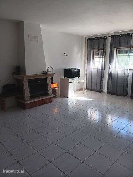 Alugo andar de moradia - Grande imagem: 2/2