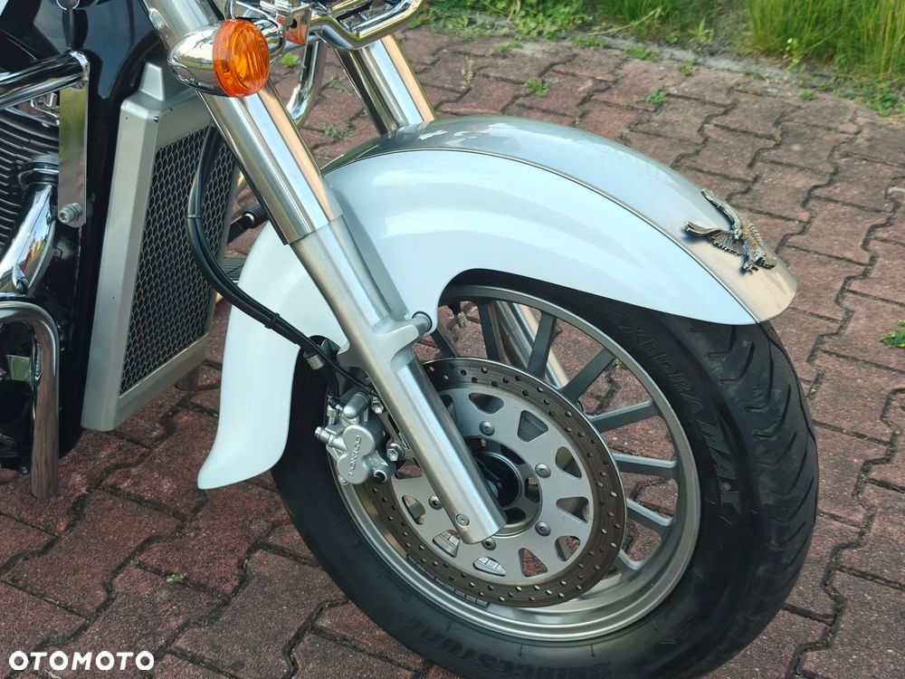Suzuki Intruder - 8