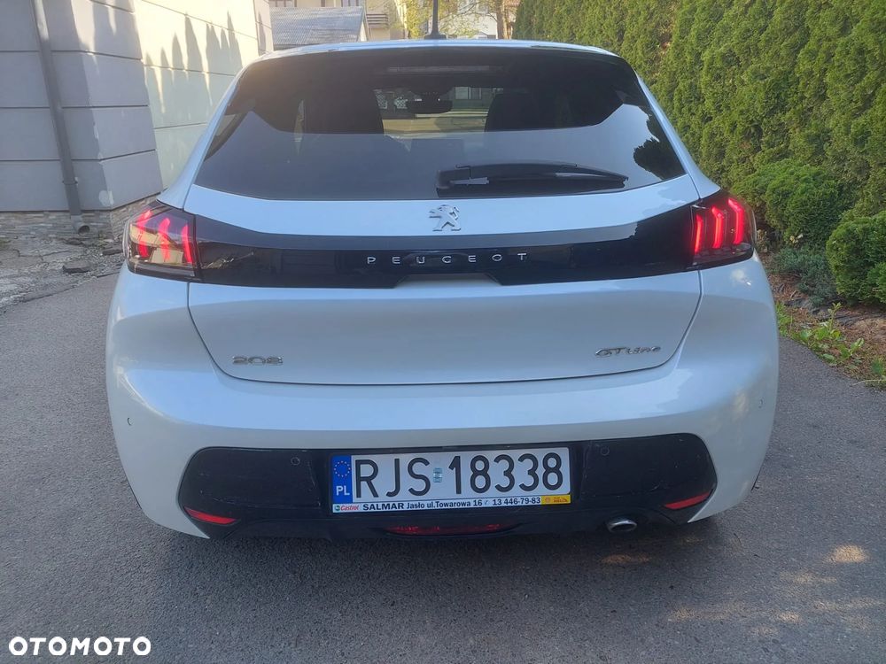 Peugeot 208 - 8