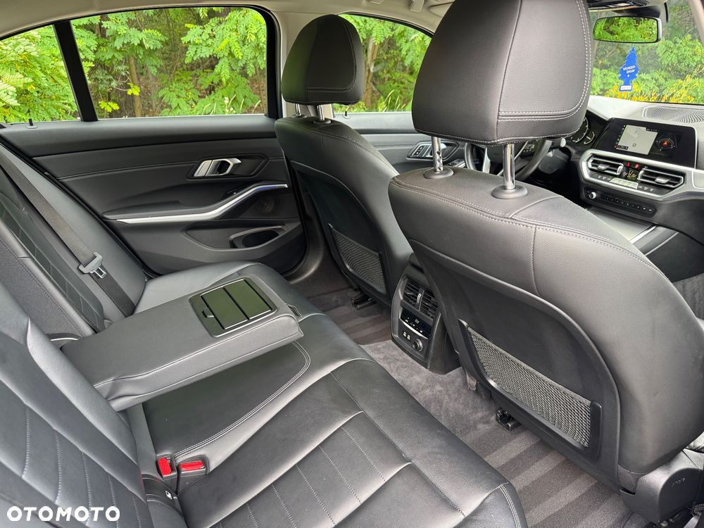 BMW Seria 3 318d Edition Luxury Line Purity - 24