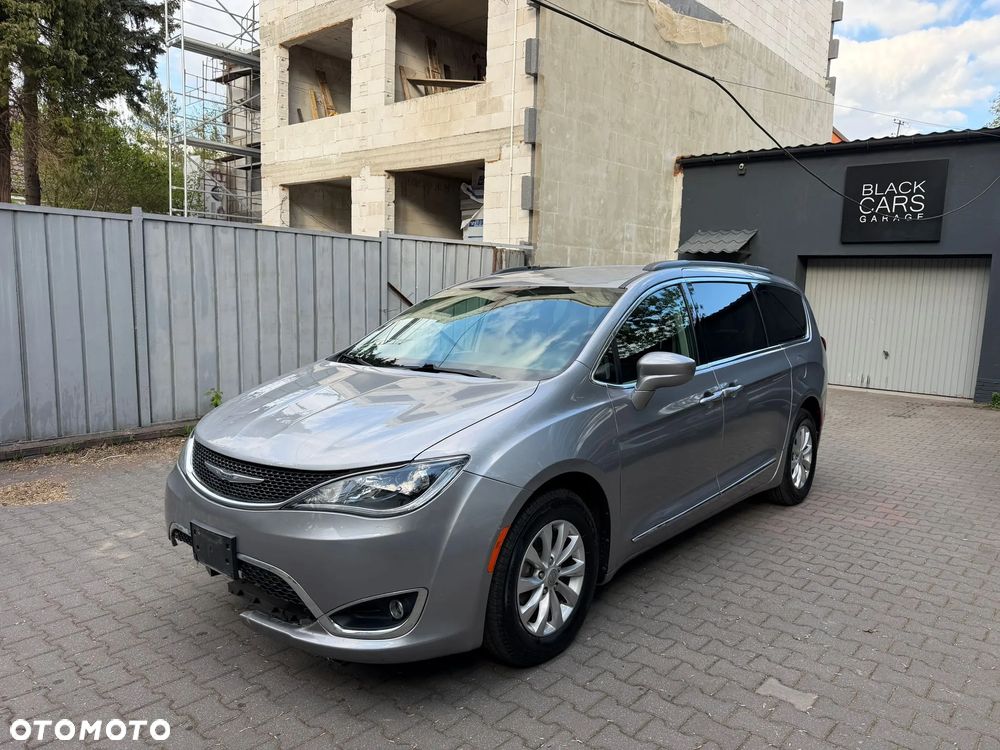 Chrysler Pacifica - 2