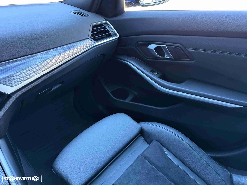 BMW 320 d Pack Desportivo M Auto - 14