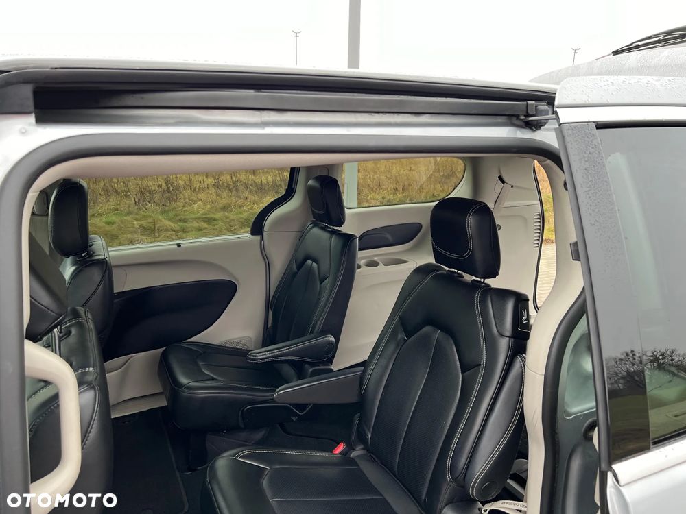 Chrysler Pacifica - 16