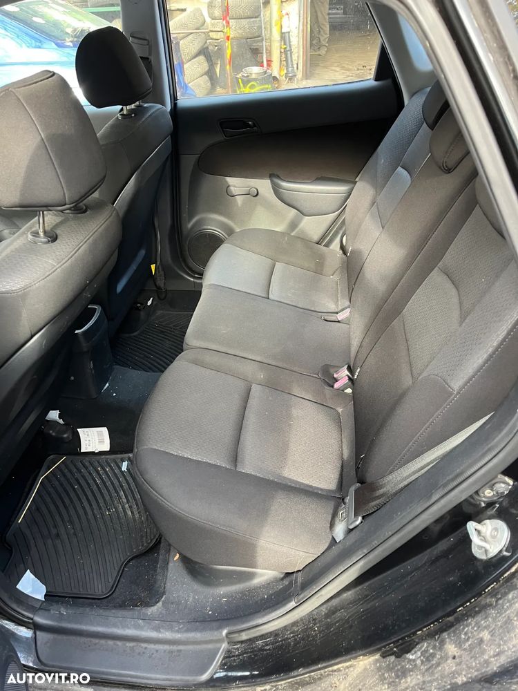 Dezmembrez Hyundai i30 2008 negru 1,4 benzina 80KW - 4