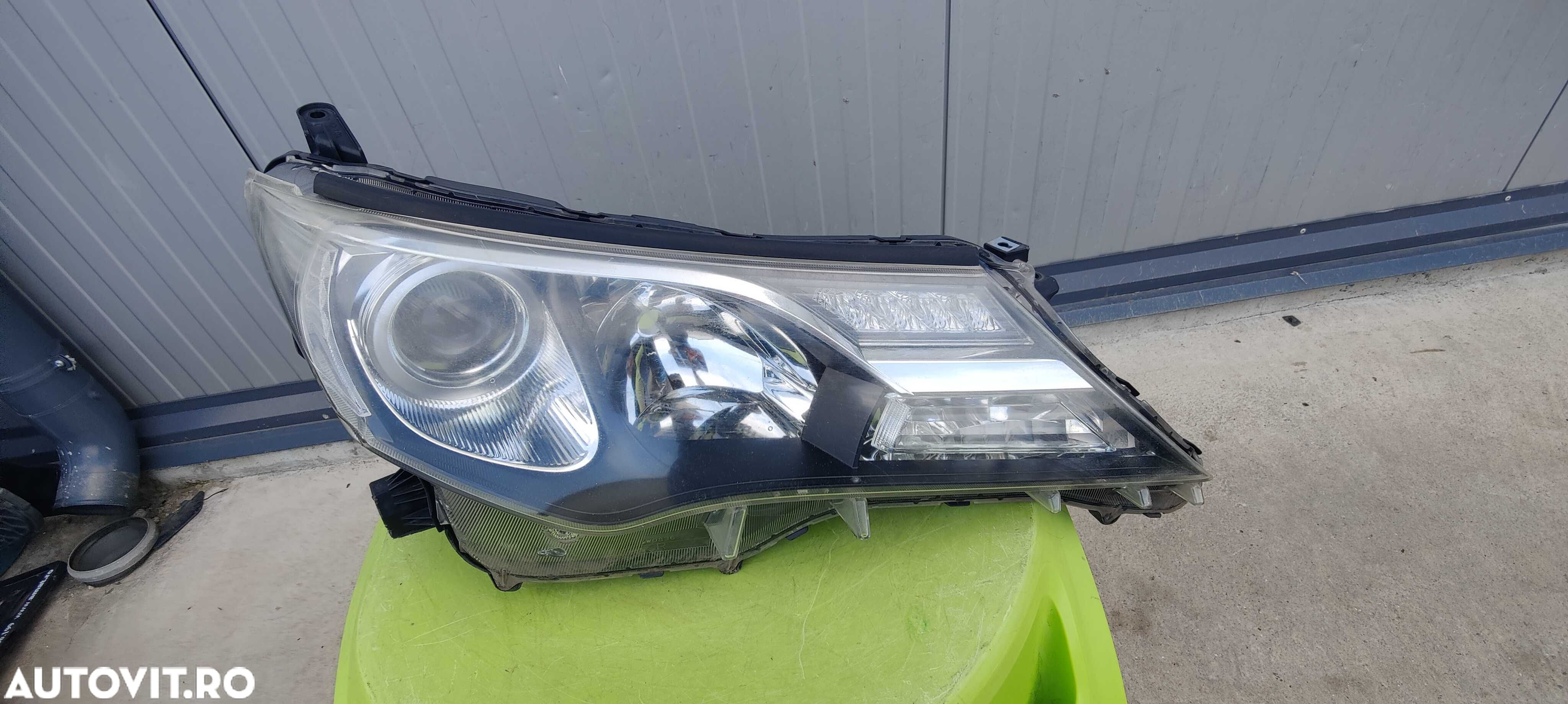 far dreapta toyota rav 4 avariat 2014 - 1