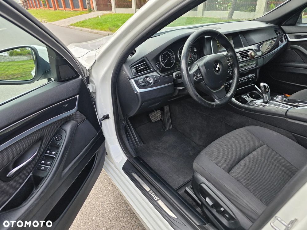 BMW Seria 5 525d xDrive Luxury Line - 11