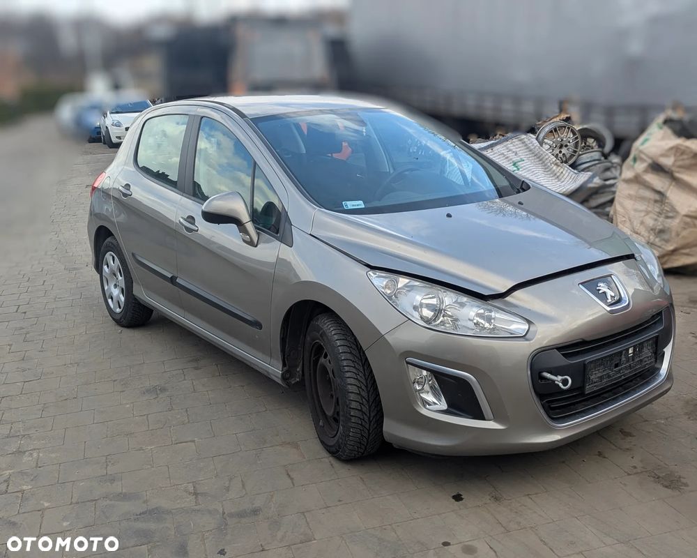 Peugeot 308 2011 1.2 benzyna - Oferuję Peugeot 308 z 2011 roku z silnikiem 1.2 benzyna. Pojazd przeznaczony wyłącznie na części.  Samochód nie jest oferowany jako pojazd do jazdy ani do rejestracji. Sprzedaż dotyczy poszczególnych części i podzespołów.  Silnik uszkodzony. Auto kompletne – wiele elementów w dobrym stanie.  Dane podstawowe pojazdu Marka: Peugeot Model: 308 Rok produkcji: 2011 Silnik: 1.2 benzyna Skrzynia biegów: manualna Nadwozie: hatchback Kolor: czarny Dostępne części (przykładowo): elementy karoserii (drzwi, maska, zderzak) reflektory i lampy skrzynia biegów zawieszenie wnętrze moduły i elektronika układ hamulcowy inne części – zapytaj o dostępność Informacje dodatkowe Sprzedaż części pojedynczych Silnik uszkodzony Cena zależna od wybranej części Możliwa wysyłka lub odbiór osobisty Kontakt przez wiadomość lub telefonauto na części - 1