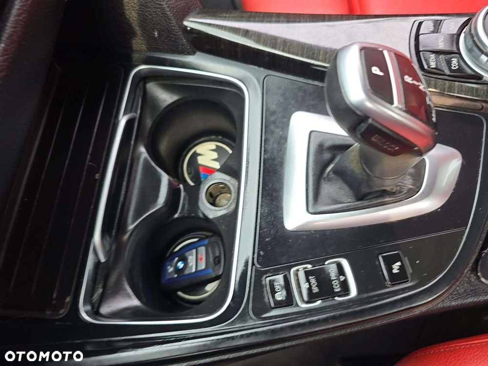 BMW Seria 3 330i xDrive M Sport - 13