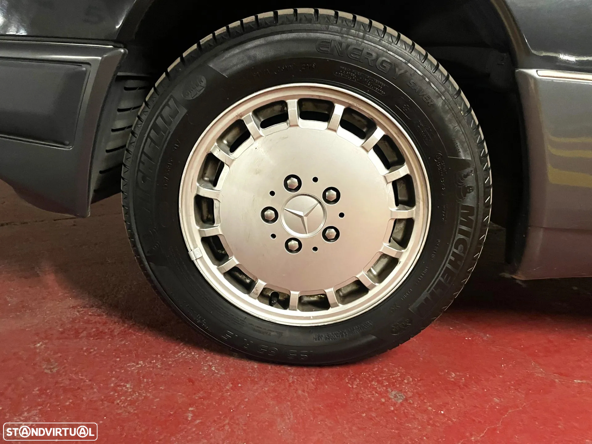 Mercedes-Benz 300 E-24 - 19