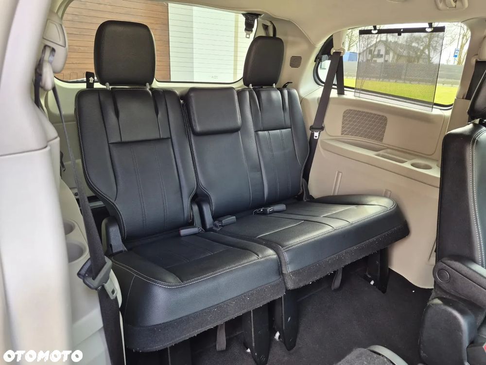 Chrysler Town & Country 3.6 Limited - 16