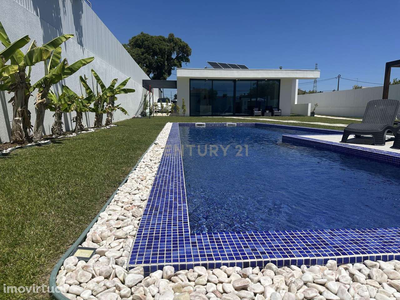 Moradia Térrea com Piscina aquecida e excelente jardim. Localizada em - Grande imagem: 2/49