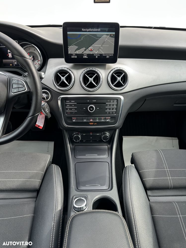 Mercedes-Benz GLA 200 7G-DCT - 22