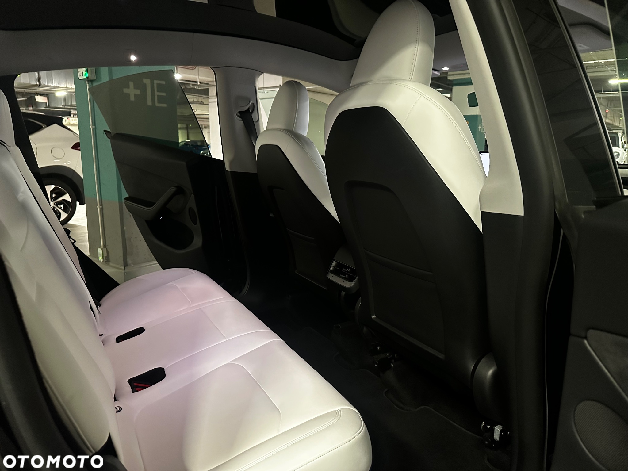 Tesla Y Long Range AWD - 16