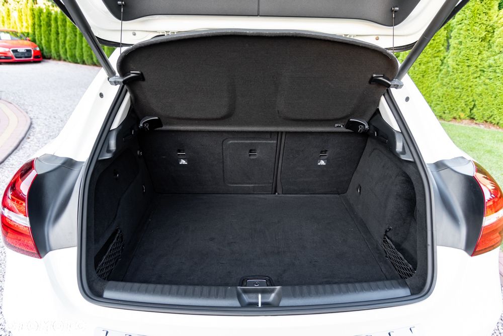 Mercedes-Benz GLA 200 7G-DCT - 22