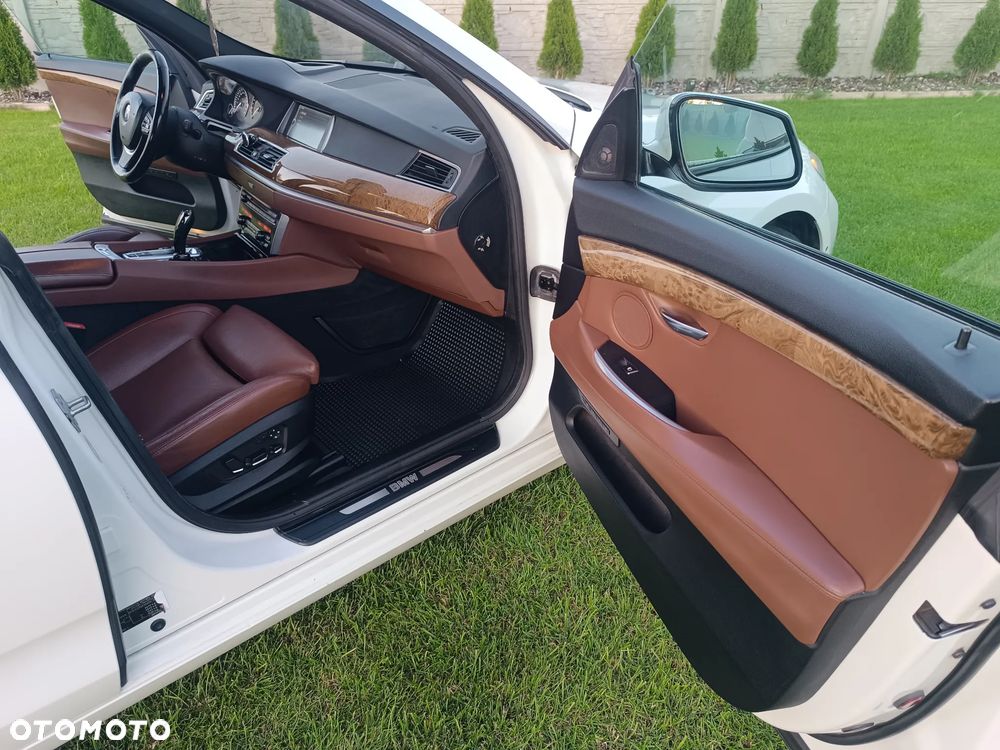 BMW Seria 5 550i - 16