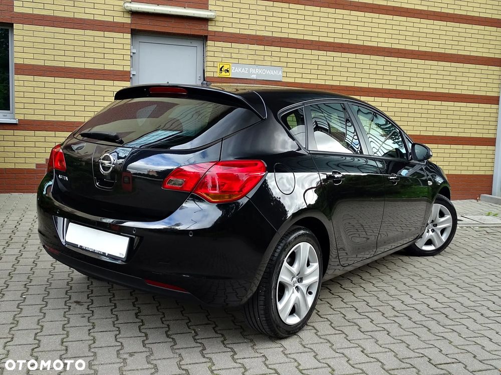 Opel Astra 2011 photo 4
