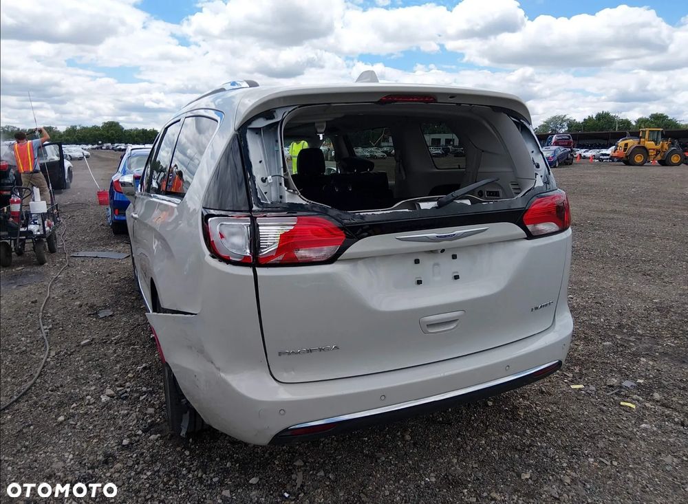Chrysler Pacifica - 5