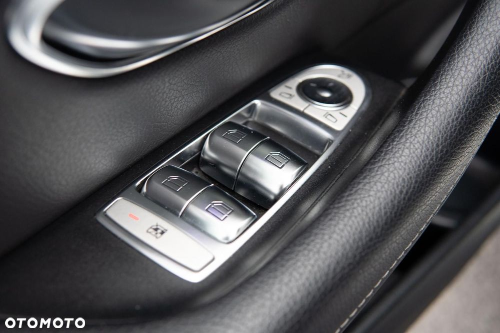 Mercedes-Benz Klasa E 220 d 4Matic 9G-TRONIC AMG Line - 33