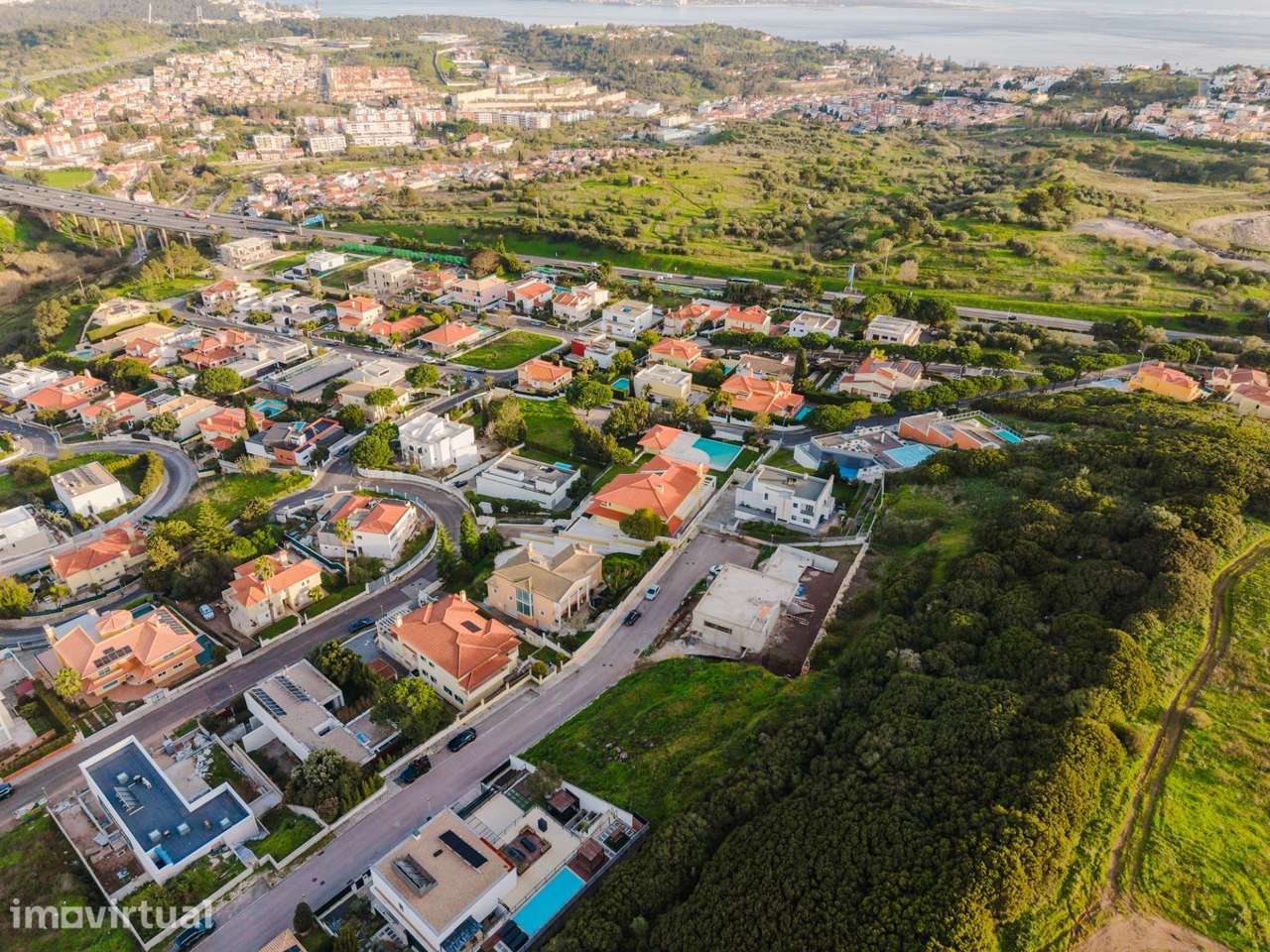 Terreno Urbano com 870 m2 na Quinta da Moura em Oeiras - Grande imagem: 5/17