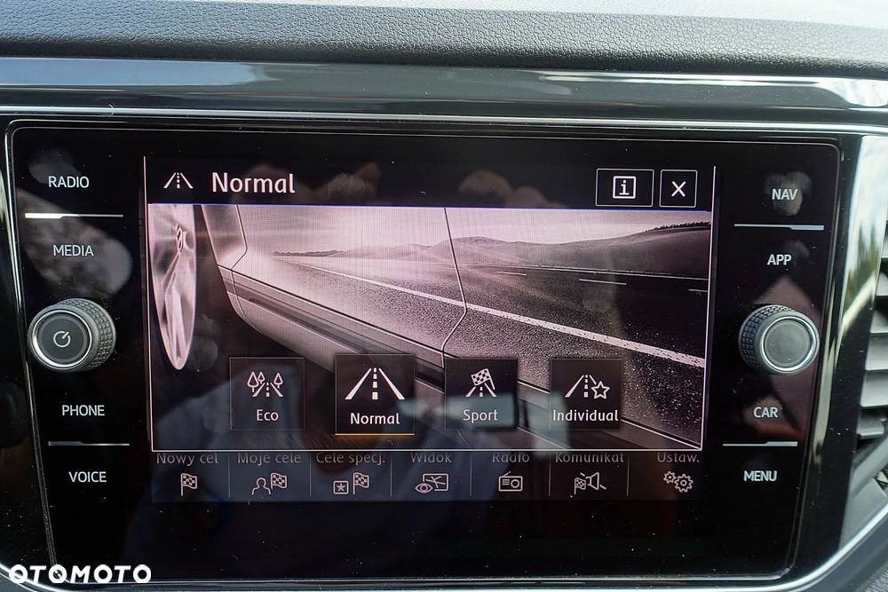 Volkswagen T-Roc 2.0 TDI SCR 4MOTION DSG R-Line - 23