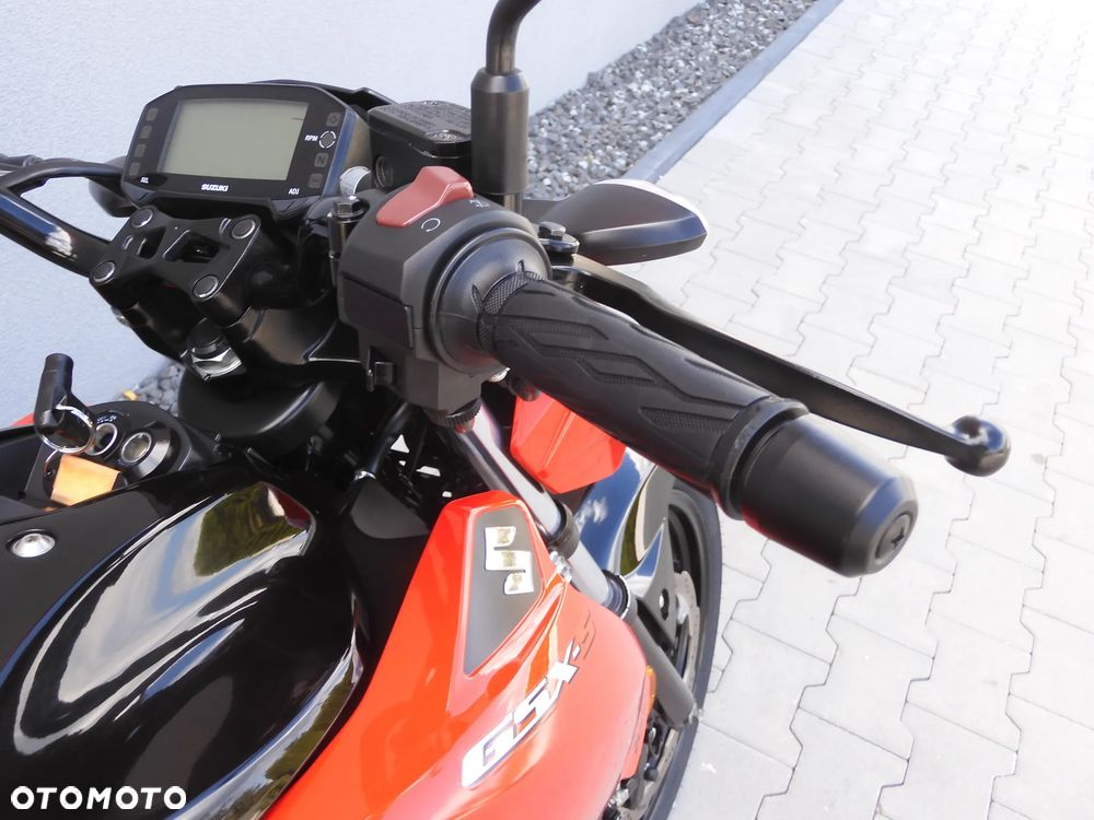 Suzuki GSX - 12