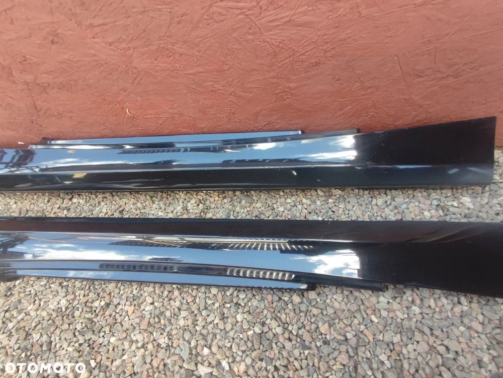 BMW E81 / E82 / E88 ORYGINALNE NAKŁADKI NA PROGI LEWA / PRAWA W KOLORZE SCHWARZ II O NR.  51 77 7 046 348 / 51 77 7 046 347 OEM W DOBRYM STANIE - 12