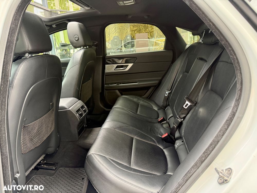 Jaguar XF 20d RWD Portfolio - 10
