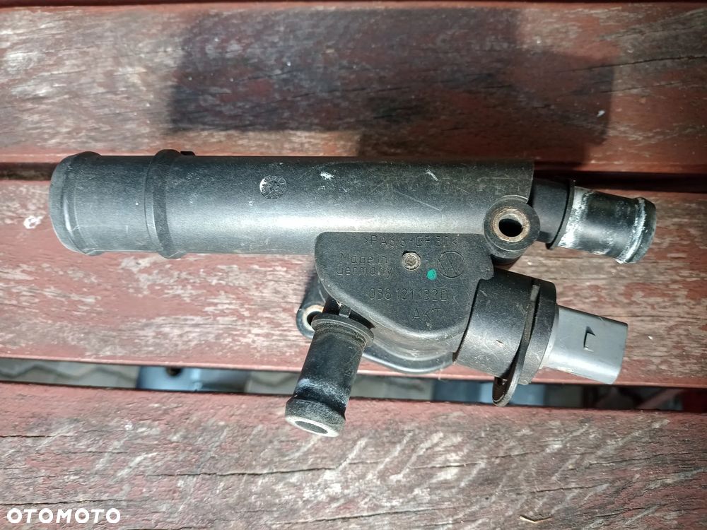 VW króciec płynu chłodzącego głowic 038121132D