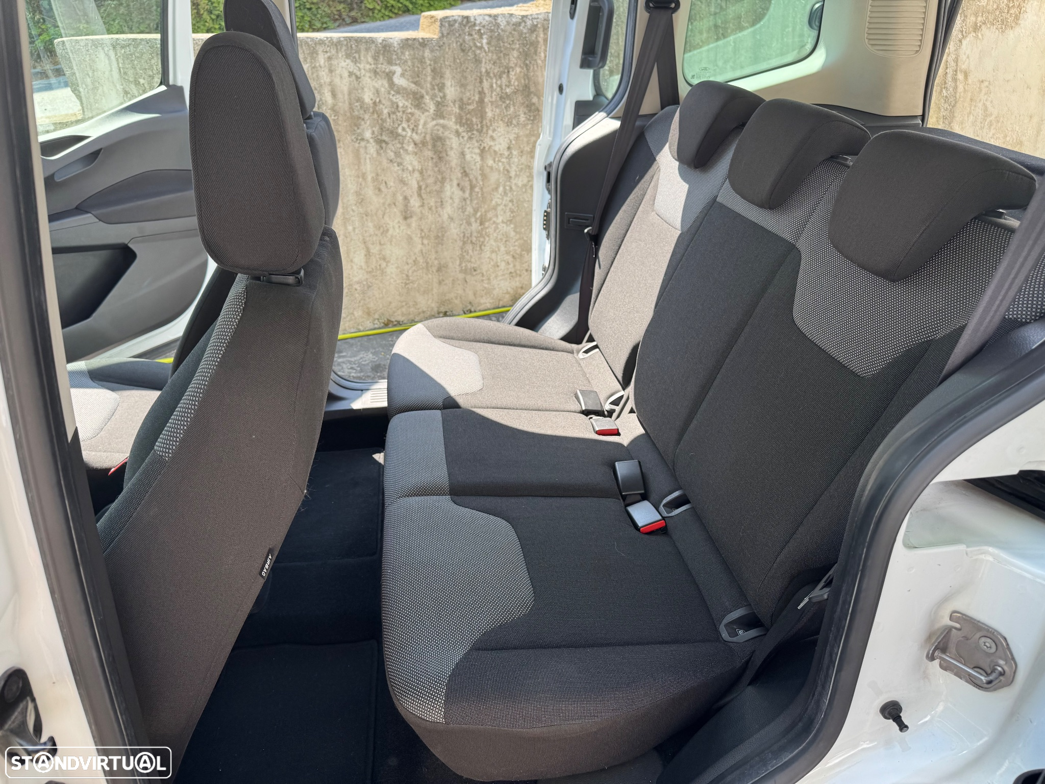 Ford Tourneo Courier 1.5 TDCi Ambiente - 23