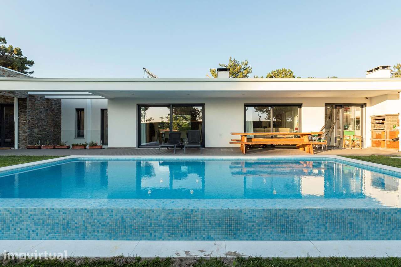 MORADIA FAMILIAR E CONTEMPORÂNEA NA HERDADE DA AROEIRA | Praceta dos L - Grande imagem: 2/51