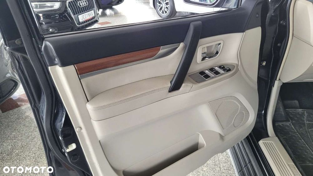 Mitsubishi Pajero - 11