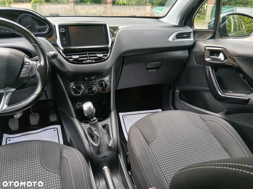 Peugeot 208 - 10