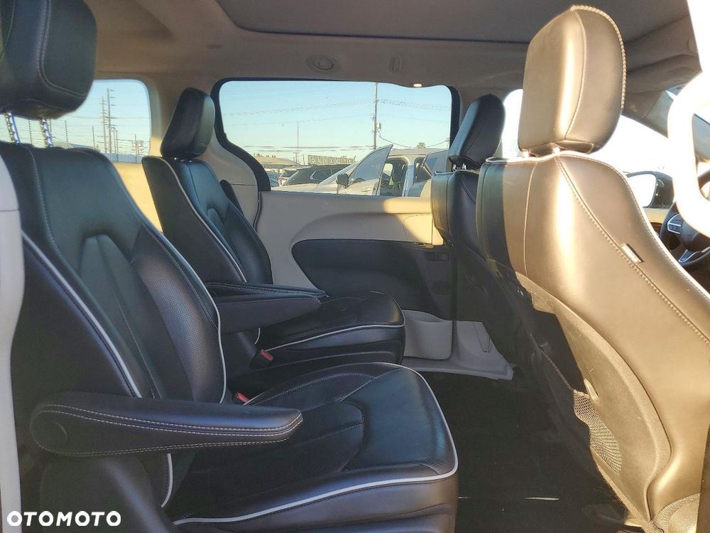 Chrysler Pacifica - 11