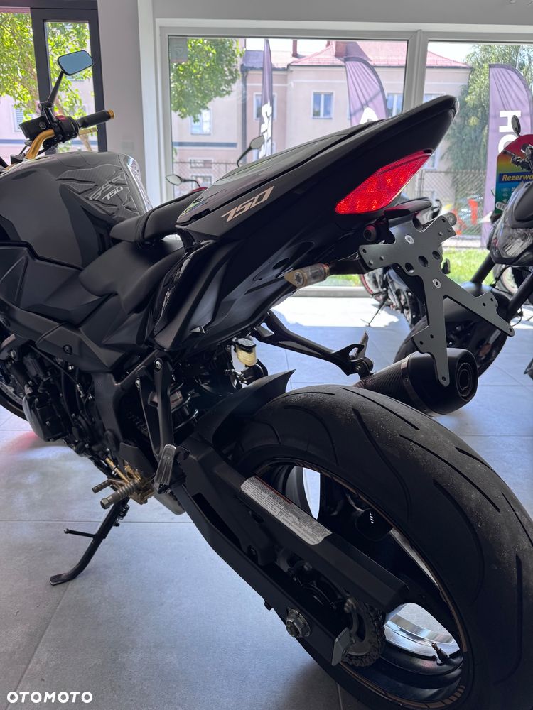 Suzuki GSR - 8