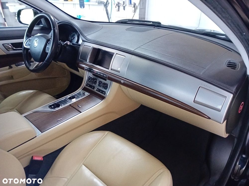 Jaguar XF - 10
