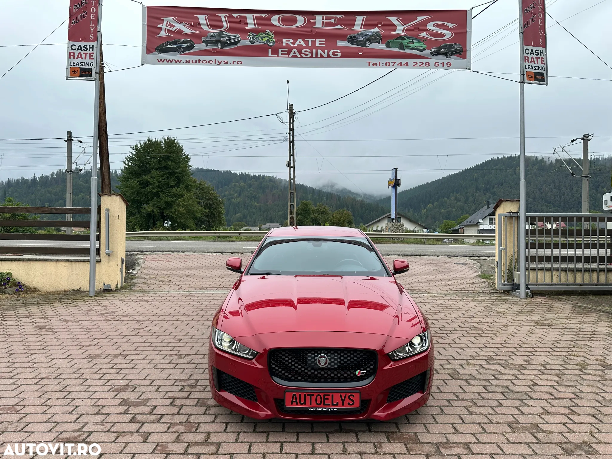 Jaguar XE RWD S - 2