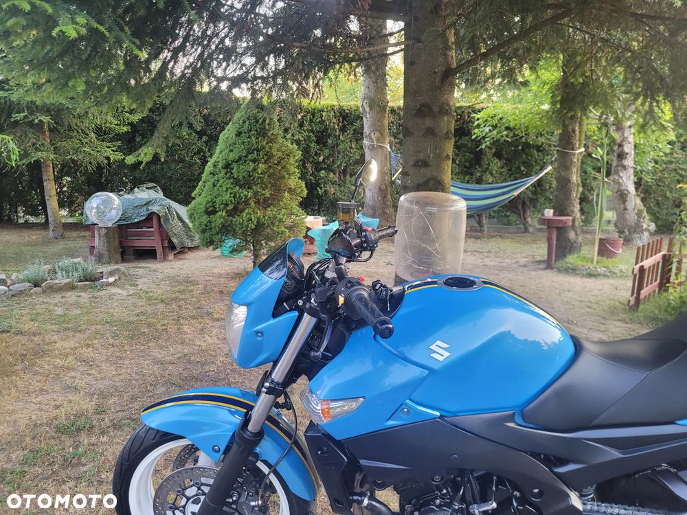 Suzuki GSR - 21